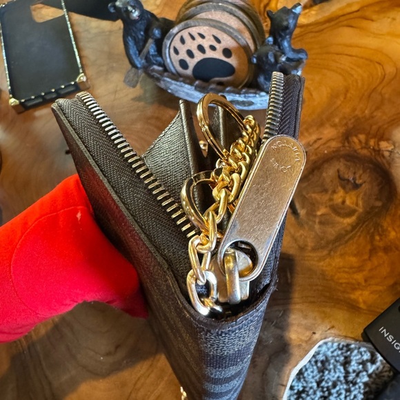 Louis Vuitton
Damier Pattern Zippy Wallet - Picture 11 of 17